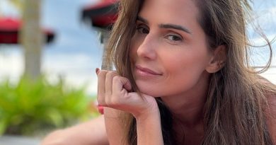 Deborah Secco posa de topless em frente ao espelho no camarim